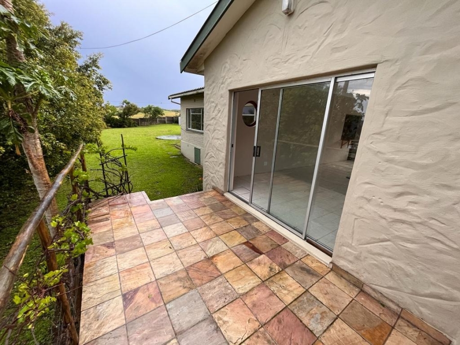 To Let 3 Bedroom Property for Rent in Sunrise On Sea Eastern Cape